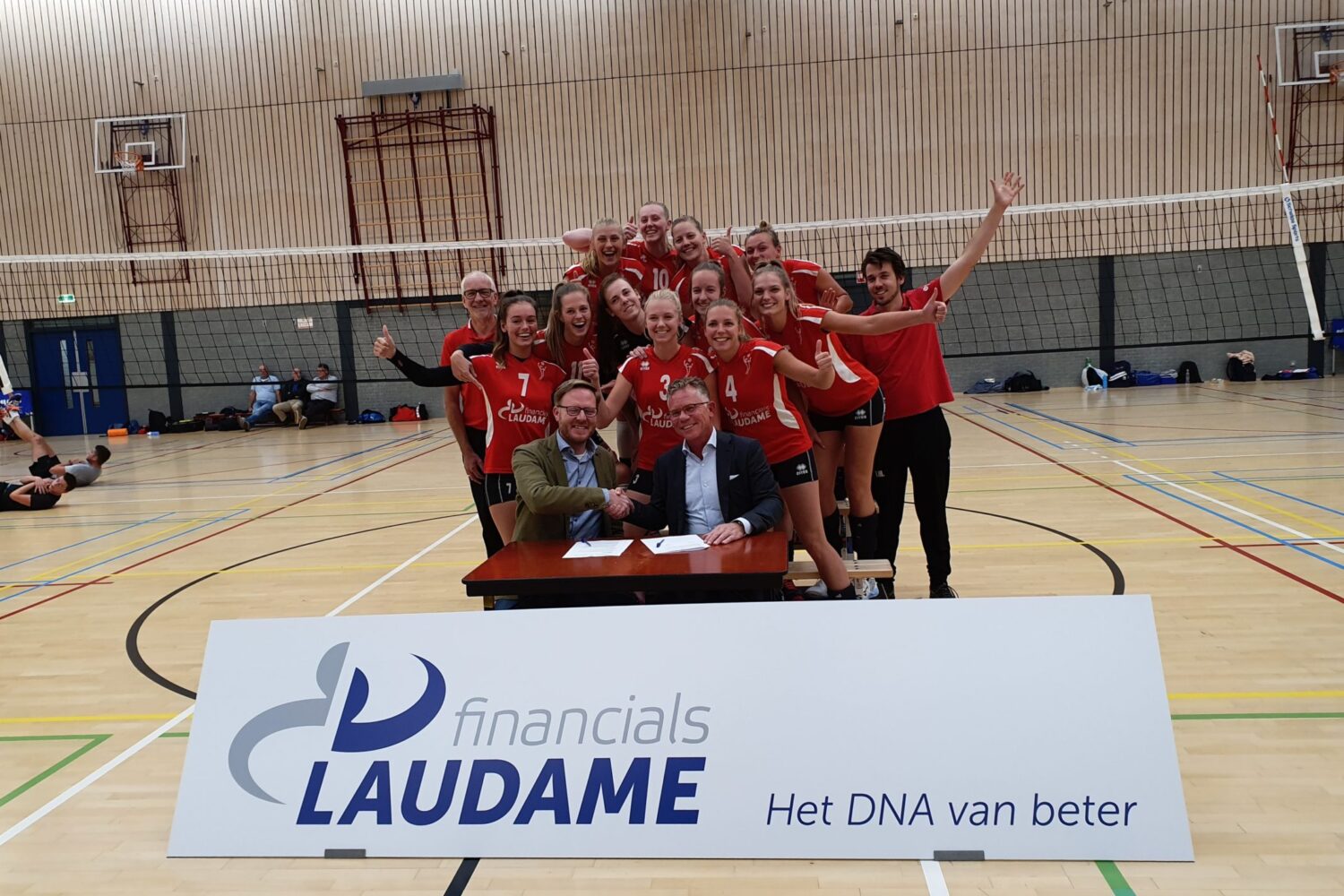 Gilles bij het tekenmoment voor de sponsoring van Laudame Financials VCN Dames 1