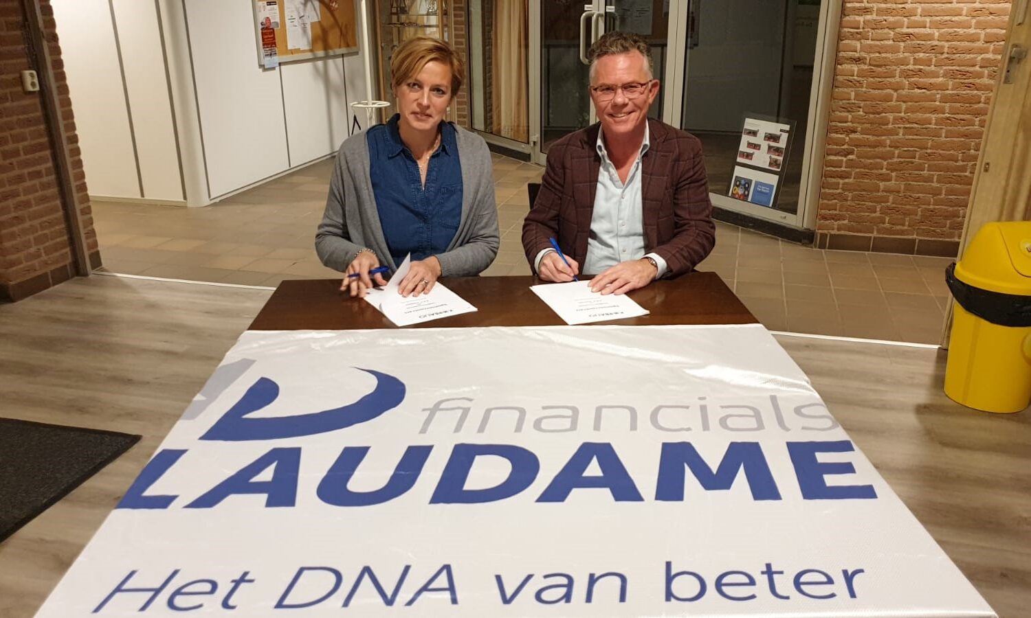 Gilles bij het tekenmoment voor de sponsoring van Korbatjo vanuit Laudame Financials